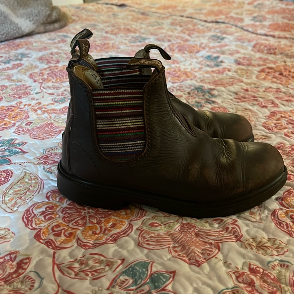 Blundstone Leather CHELSEA BOOTS in brown. Kids size 1